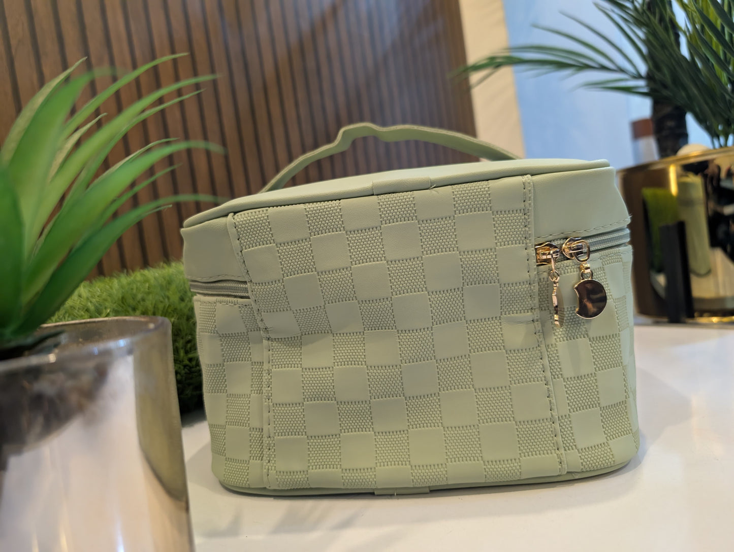 Premium Checkered Makeup Bag – Travel Friendly & Stylish