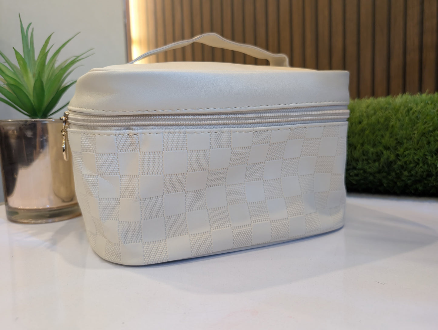 Premium Checkered Makeup Bag – Travel Friendly & Stylish